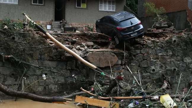 Chuva causou enchentes e deslizamentos em diversos pontos da cidade Chuva causou enchentes e deslizamentos em diversos pontos da cidade