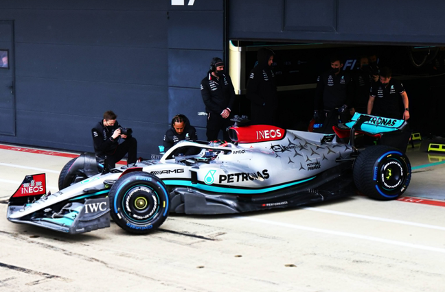 Mercedes estreia W13 em shakedown com Hamilton e Russell em Silverstone
