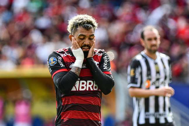 Torcedores do Flamengo se irritam após Gabigol não cobrar segundo pênalti na Supercopa; veja reações