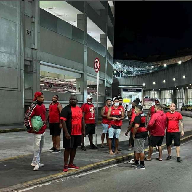 Torcedores do Flamengo no Aerporto do Galeão (Foto: Reprodução/Raça Rubro-Negra)