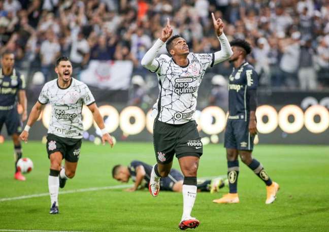 Com dores no joelho esquerdo, Jô desfalca treino do Corinthians e inicia tratamento especial
