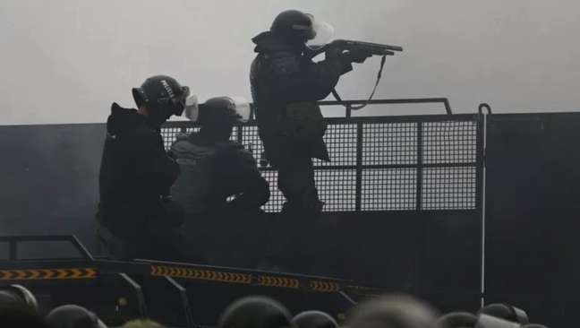 Polícia disparando contra manifestantes no Cazaquistão; país recebeu ajuda da Rússia para conter protestos