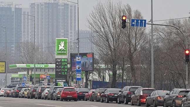Nas últimas horas, foram registrados engarrafamentos e filas em postos de gasolina na capital Kiev