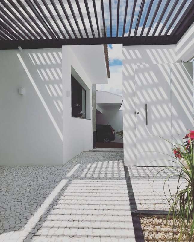 19. Casa moderna com cobertura para pergolado de ferro – Foto Monica Cassoli Architecture