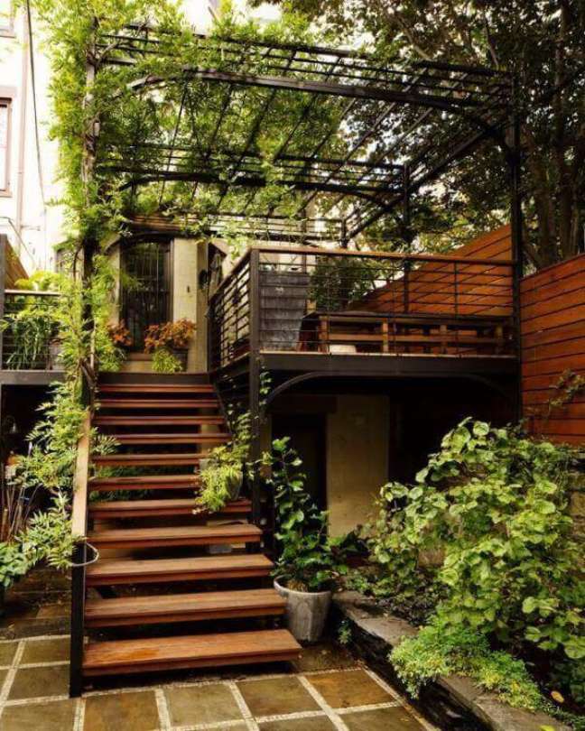 26. Jardim na cobertura para pergolado de ferro decorado com plantas – Foto Homif