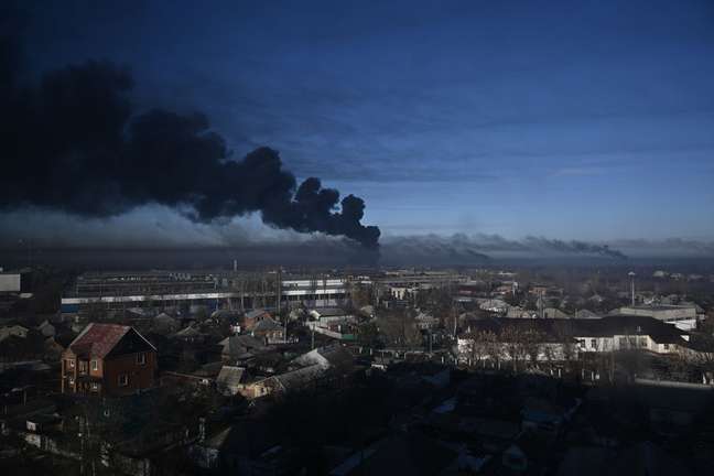 Focos de fogo e fumaça surgem em instalações militares em Chuhuiv, próxima a Kharkiv