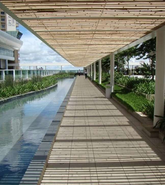 38. Cobertura de bambu para pergolado na piscina – Foto Homify