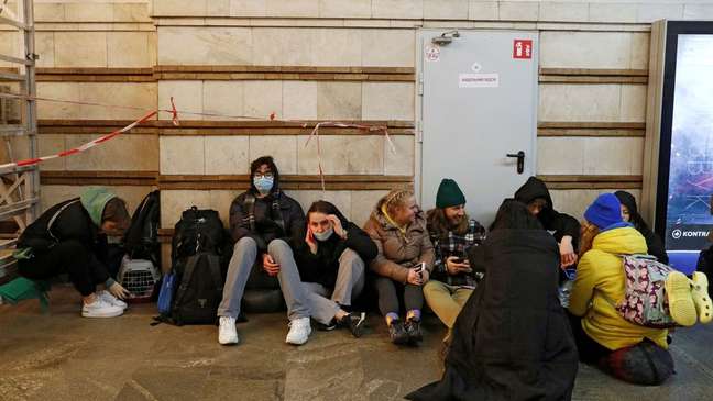 Moradores da capital Kiev se refugiam em uma estação de metrô transformada em abrigo subterrâneo durante o conflito