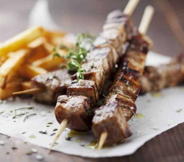 Espetinho de carne com queijo (Reprodução / Guia da Cozinha)