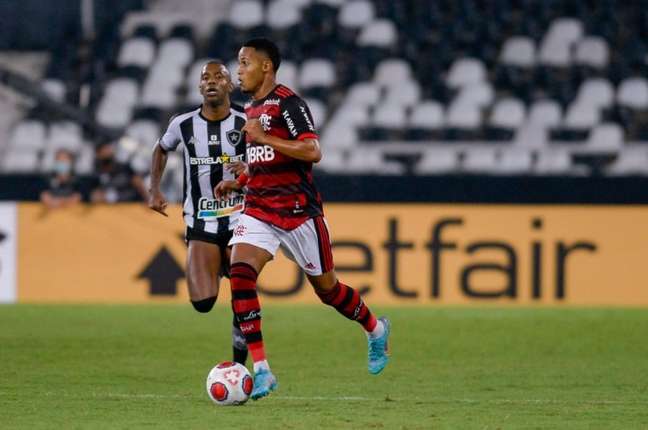 Em alta no Flamengo, Lázaro explica preferência pelo lado esquerdo e brinca: Na direita fico meio tortinho
