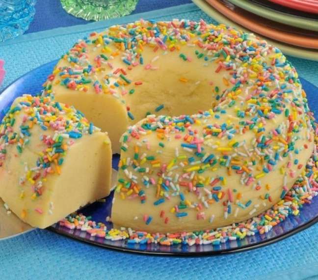 Brigadeirão branco carnaval (Reprodução / Guia da Cozinha)