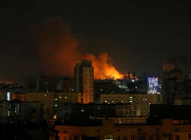 Fumaça e chamas sobem durante o bombardeio em Kiev, enquanto a Rússia continua sua invasão da Ucrânia - 26 de fevereiro de 2022 