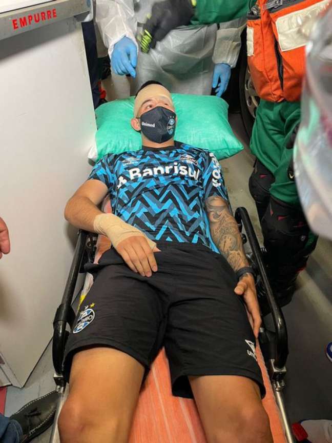 Villasanti foi atingido por pedra da torcida (Foto: Divulgação/Grêmio)