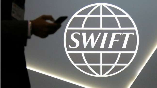 O Swift foi criado em 1973, por bancos de vários países, para facilitar transações internacionais