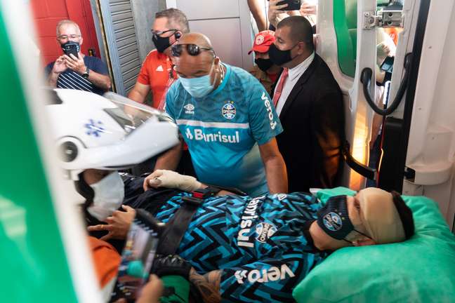 Villasanti é retirado de ambulância do estádio Beira-Rio, após ficar ferido em ataque a ônibus do Grêmio