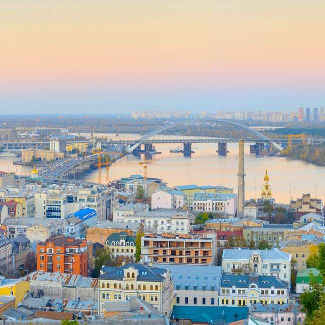 Rio Dnieper atravessa a Ucrânia e desemboca no Mar Negro