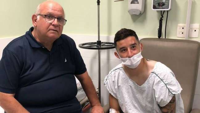 Presidente gremista Romildo Bolzan Júnior visitou Villasanti no hospital.