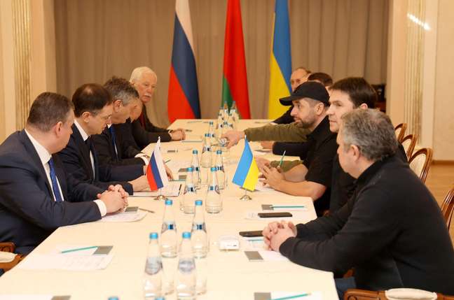 Autoridades russas e ucranianas participam das negociações na região de Gomel, Bielorrússia, 28 de fevereiro de 2022