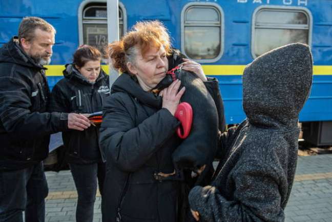 Milhares de ucranianos fogem para os países vizinhos