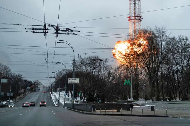 Explosão é vista em torre de TV, em meio à invasão russa da Ucrânia, em Kiev, Ucrânia 1º de março de 2022