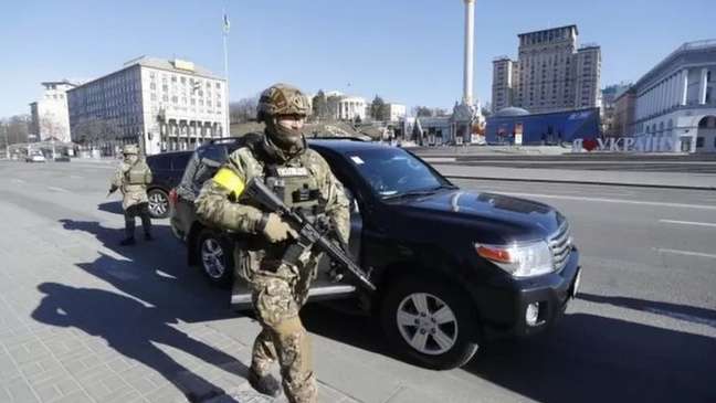 Militares patrulham as ruas de Kiev, a capital da Ucrânia