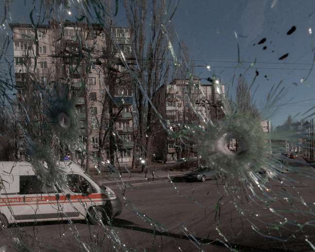 Vidro de ambulância cravejado por balas na região da capital Kiev