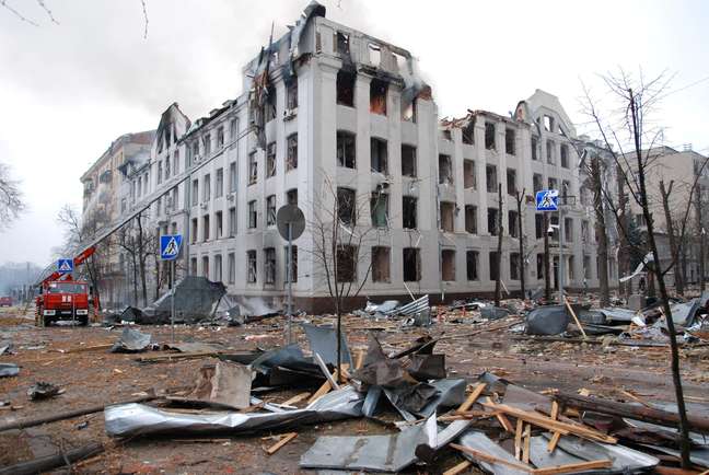 Prédio da Universidade Nacional de Kharkiv destruído após bombardeios