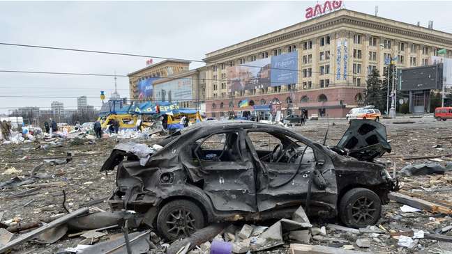 Praça ao lado de fora da prefeitura de Kharkiv foi destruída pelo bombardeio das tropas russas