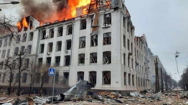 Kharkiv é uma das várias cidades onde os bombardeios russos continuam