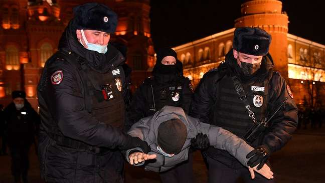Um homem é detido por policiais durante um protesto em Moscou contra a invasão da Ucrânia pela Rússia