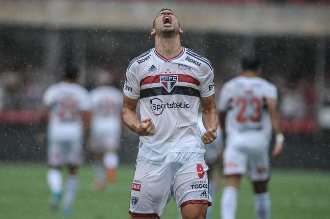 Calleri é maior premiado e vaiado em premiação do Paulistão