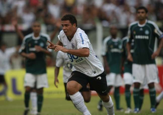Primeiro gol de Ronaldo pelo Corinthians completa 13 anos; relembre