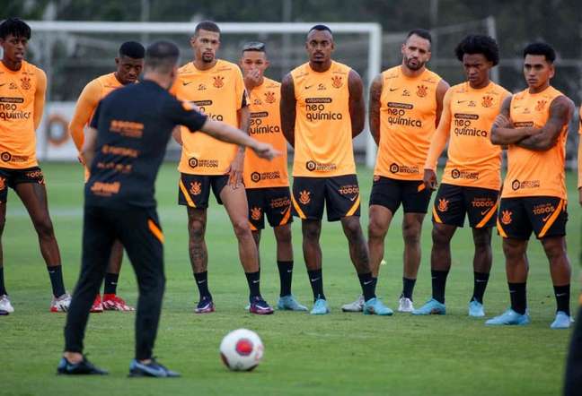 Vítor Pereira passando instruções para os jogadores do Timão durante treino (Foto: Rodrigo Coca / Ag. Corinthians)