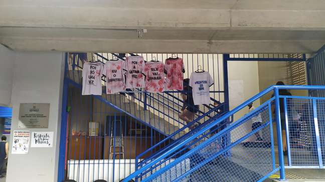 Cartazes foram colados nas paredes da escola como uma ação para o Dia Internacional da Mulher
