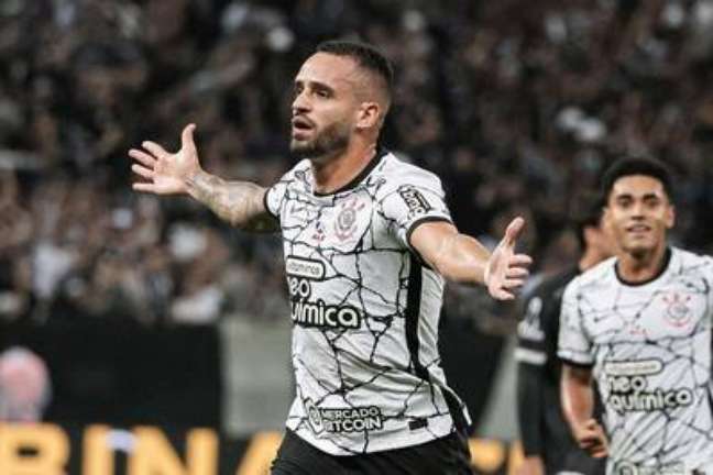 Renato Augusto, do Corinthians, comemora o seu gol marcado sobre a Ponte Preta durante partida válida pela 11ª rodada do Campeonato Paulista