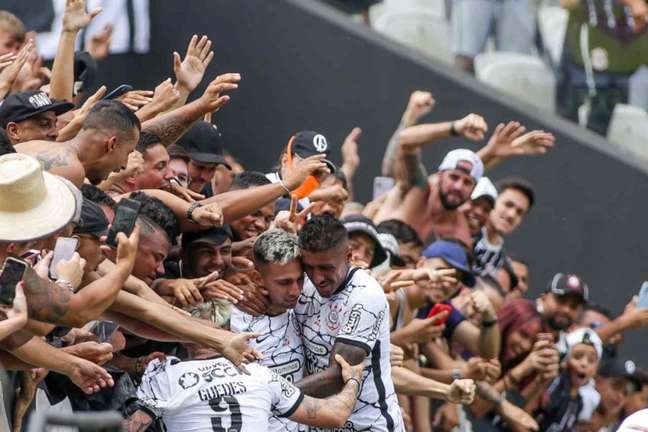 Gustavo Silva comemorando seu gol diante do Bragantino com a Fiel (Foto: Rodrigo Coca / Agência Corinthians)