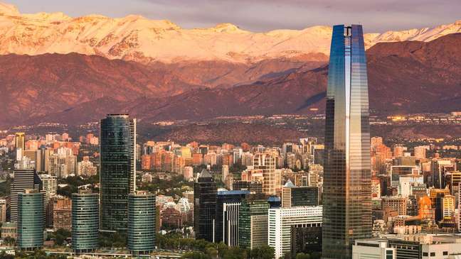 Grandes fortunas e população de baixa renda convivem em Santiago, capital do Chile