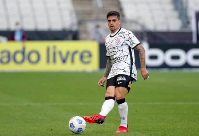 Líder de assistências do Corinthians no ano, Fagner recebe elogios do técnico: 'Tem qualidade para jogar'