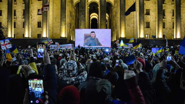 Cerca de 30 mil georgianos ouviram o presidente da Ucrânia Zelensky durante um protesto em massa