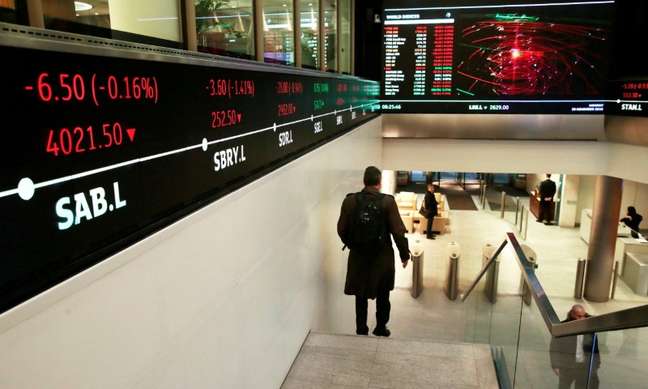 Menschen gehen in die Lobby der London Stock Exchange, UK, 30.11.2015 REUTERS/Susan Plunkett