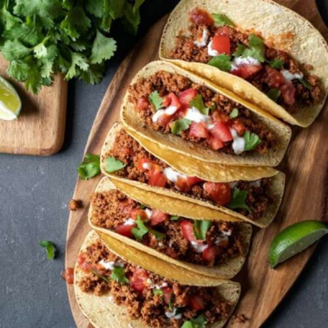 Aprenda como fazer tacos mexicanos em casa.