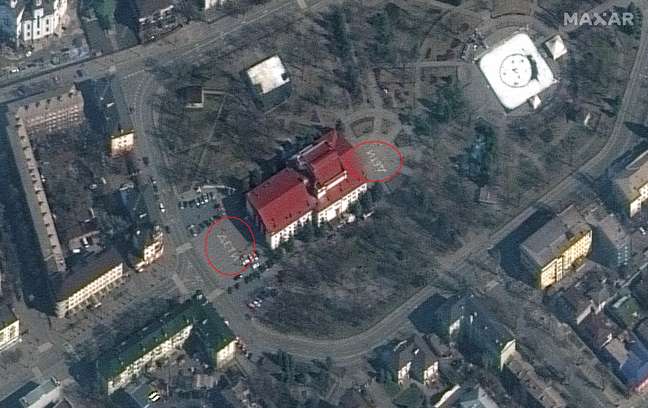 Teatro em Mariupol trazia as inscrições "crianças" para poupar o local, mas mesmo assim foi bombardeado