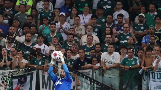 Weverton agarra bola sob olhares palmeirenses no recorde de público do ano (Foto: Cesar Greco/Palmeiras)