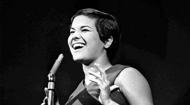 A carismática, fantástica e única Elis Regina em ação (Foto/Reprodução/Internet)