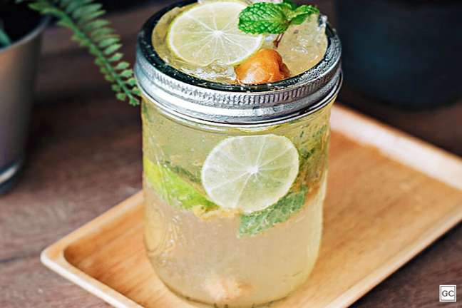 Drink de saquê com limão – Foto: Guia da Cozinha Drink de saquê com limão – Foto: Guia da Cozinha