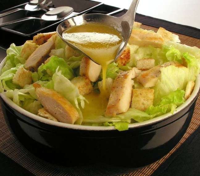 Salada Caesar (Reprodução / Guia da Cozinha)