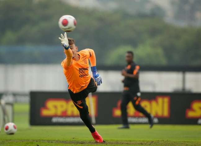 Matheus Donelli se recupera de problema na panturrilha e volta a treinar no Corinthians