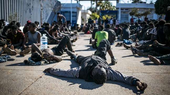 Refugiados aguardan para intentar entrar en Melilla, ciudad española en Marruecos