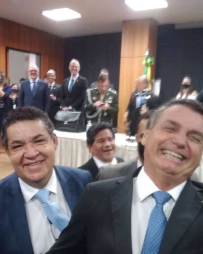 Bolsonaro, à direita, ao lado do pastor Arilton Moura. Em segundo plano, o pastor Gilmar Santos. No plano de fundo, o ministro Milton Ribeiro, da Educação. 