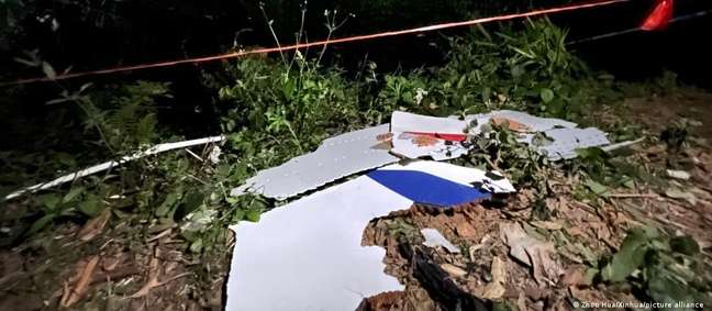 Pedaços do avião que caiu em área montanhosa no sudoeste da China